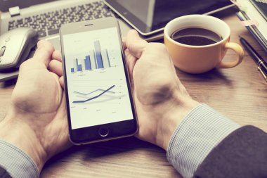 iş grafiği ile modern smartphone ekranında, iş kavramı holding erkek eller 