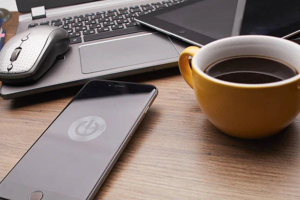 Mesa Escritório Com Smartphone Moderno Botão Energia Tela Conceito Negócio — Fotografia de Stock