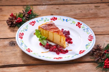 Balkabaklı tabak ve ahşap arka planda böğürtlen.