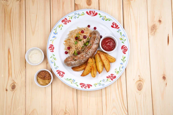 Wurst Mit Bratkartoffeln Auf Weißem Teller Nahsicht — Stockfoto