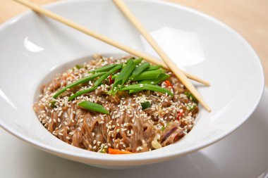 Beyaz tabakta sebzeli şehriye, yakın görüş.