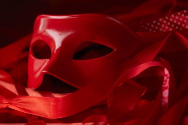 karnaval kırmızı maske koyu arka plan üzerinde tatil için 