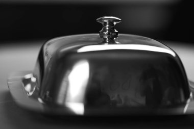 Masada gümüş tereyağı tabağı, yakın görüş.