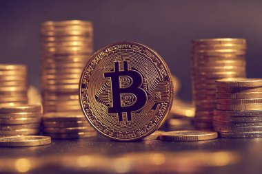 altın bitcoin yığını, kripto para için kavramsal görüntü