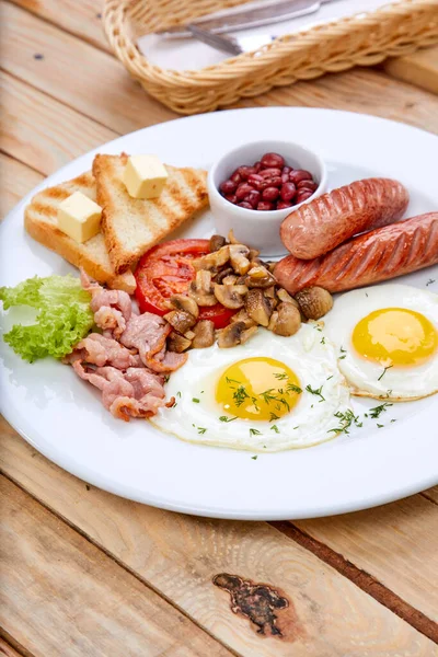 Desayuno Con Salchichas Huevos Fritos Plato Blanco Primer Plano —  Fotos de Stock