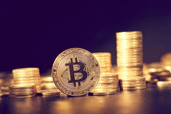 Altın Bitcoin Yığını Kripto Para Için Kavramsal Görüntü — Stok fotoğraf