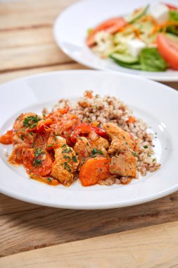 Karabuğdaylı et ve beyaz tabakta salata, yakın görüş