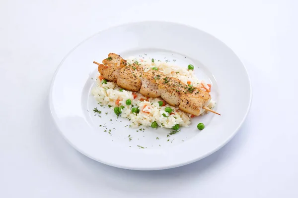 Spiedino Pollo Con Riso Verdure Piatto Bianco Vista Vicino — Foto Stock