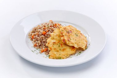 Kızarmış tavuk göğsü ve beyaz tabakta karabuğday, yakın görüş.