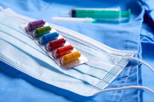 Medicamento Seringa Máscara Médica Com Cápsulas Fundo Azul Conceito Medicina — Fotografia de Stock