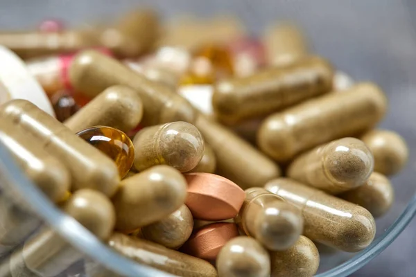 Pilules Capsules Médicinales Verre Sur Surface Grise — Photo