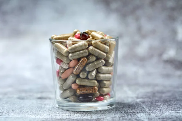 Pastillas Cápsulas Medicinales Vidrio Sobre Superficie Gris —  Fotos de Stock