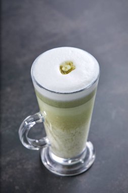 Hindistan cevizi yağı ve tereyağıyla karıştırılmış çay, Ketogenic keto diyet sıcak içecek..  