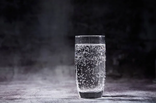 Glas Glittrande Vatten Grå Bakgrund — Stockfoto