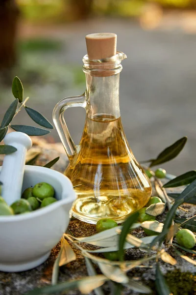 ボトルのオリーブオイルと緑のオリーブの枝 — ストック写真