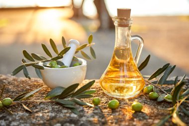 Yağ konmuş; zeytin dalı da yemyeşildir. 
