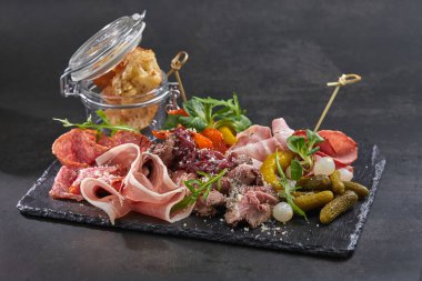 Et aperatifleri koyu taş tahtada, yakın görüş. 