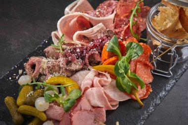 Et aperatifleri koyu taş tahtada, yakın görüş. 