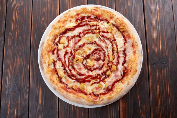 Smaczna Pizza Drewnianym Tle Zbliżenie — Zdjęcie stockowe