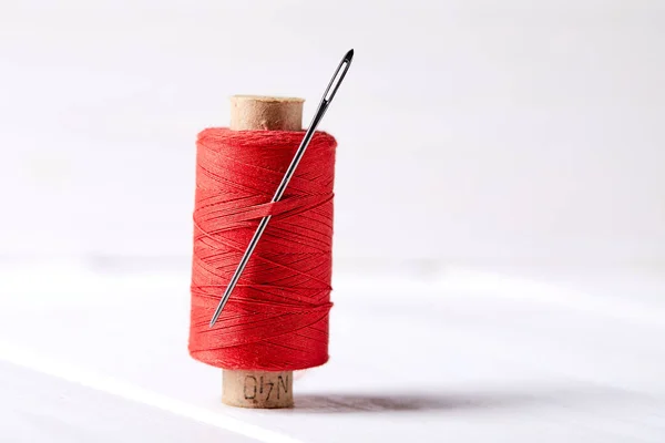 Bobbin Ниткой Иглой Деревянном Фоне Крупным Планом — стоковое фото