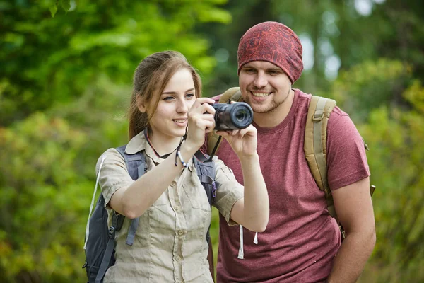 Dua Pelancong Dengan Ransel Membuat Foto Sambil Beristirahat Hutan Pada — Stok Foto