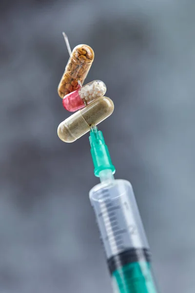 Medicinsk Spruta Med Läkemedel Och Piller Medicinkoncept — Stockfoto