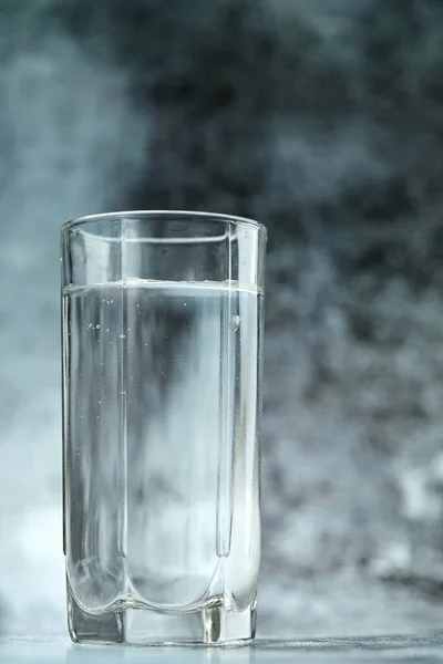 Glas Reines Wasser Auf Dem Grauen Hintergrund — Stockfoto