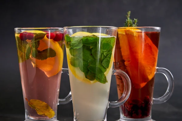Bebidas Inverno Com Ervas Frutas Copos Vista Perto — Fotografia de Stock