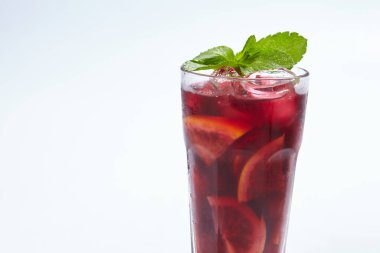 Bardakta taze yaz limonatası, yakın görüş. 