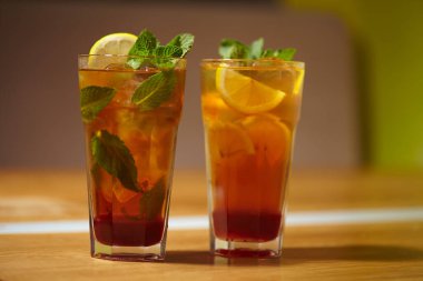 Tahta masada gözlüklü taze yaz limonataları