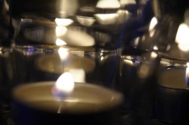 Gözlükteki mum ışıkları, yakın görüş.