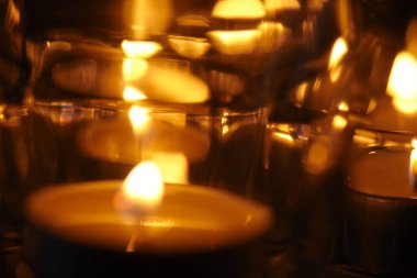 Gözlükteki mum ışıkları, yakın görüş.