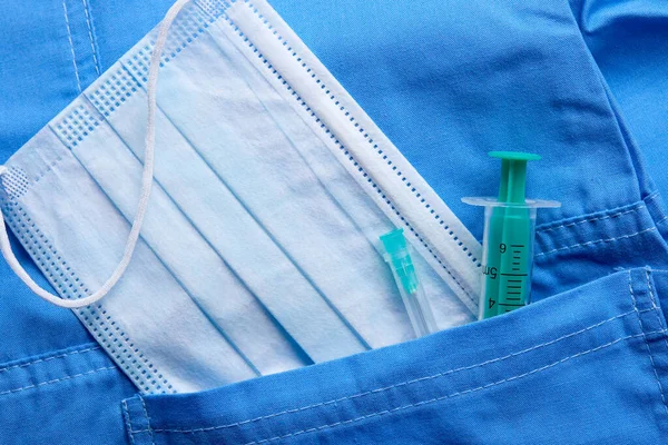 의약품 주사기와 의료용 마스크가 파란색 배경에 있습니다 의학적 코로나 바이러스 — 스톡 사진