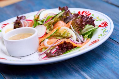 Beyaz tabakta somon salatası, yakın görüş.  