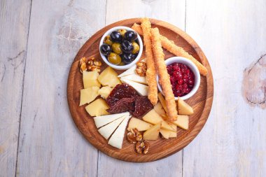 Zeytinli peynir tabağı ve ekmek çubuğu, yakın görüş. 