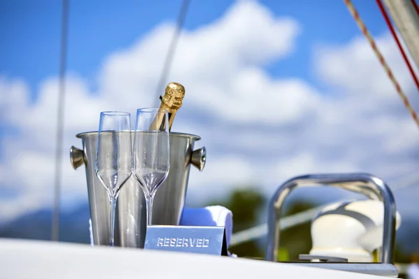 Романтичний Розкішний Вечір Круїзній Яхті Шампанським Порожні Окуляри Пляшка Шампанським — стокове фото