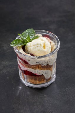 Dondurmalı tatlı ve bardakta böğürtlen, yakın görüş.  