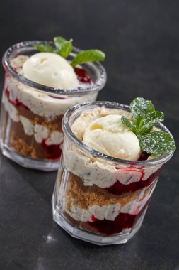 Dondurmalı tatlı ve bardakta böğürtlen, yakın görüş.  