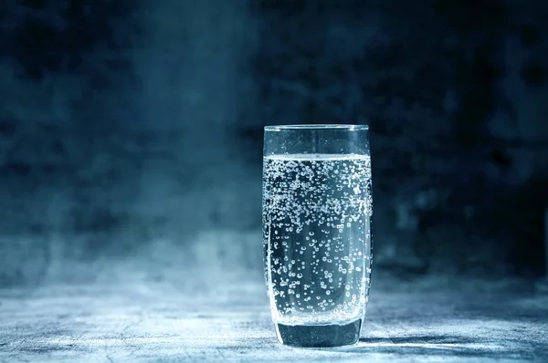 Vaso Agua Con Gas Sobre Fondo Gris —  Fotos de Stock