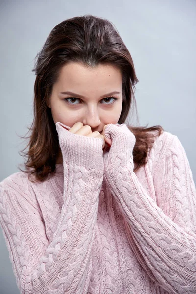 Portrait Beautiful Young Woman Wearing Sweater Posing Grey Background — Stock Photo, Image