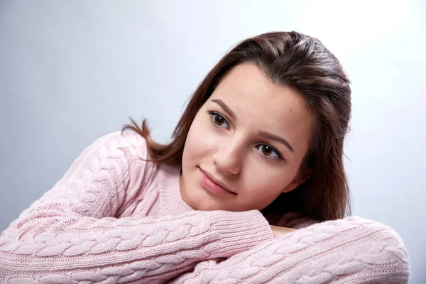 Retrato Una Hermosa Joven Con Suéter Posando Sobre Fondo Gris —  Fotos de Stock