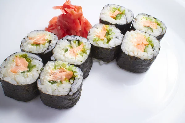 Sabroso Sushi Aislado Sobre Fondo Blanco Vista Cercana — Foto de Stock