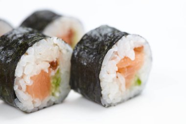 Beyaz arka planda izole edilmiş lezzetli suşi, yakın görünüm 