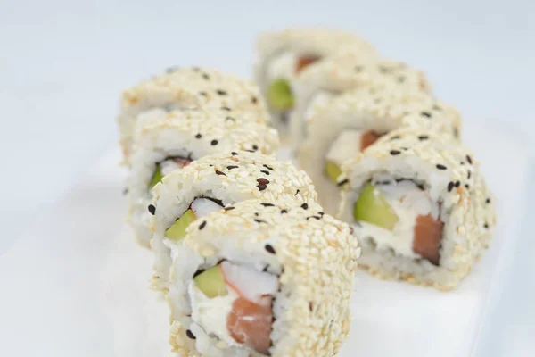 Smaczne Sushi Izolowane Białym Tle Widok Bliska — Zdjęcie stockowe