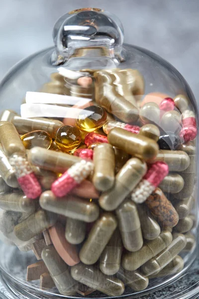 Pilules Médicinales Capsules Sous Couverture Verre Sur Surface Grise — Photo