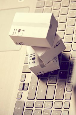 Klavyede küçük paket kutuları, yakın görünüm 