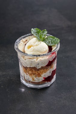 Dondurmalı tatlı ve bardakta böğürtlen, yakın görüş.  