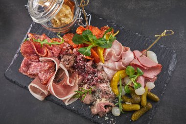 Et aperatifleri koyu taş tahtada, yakın görüş. 