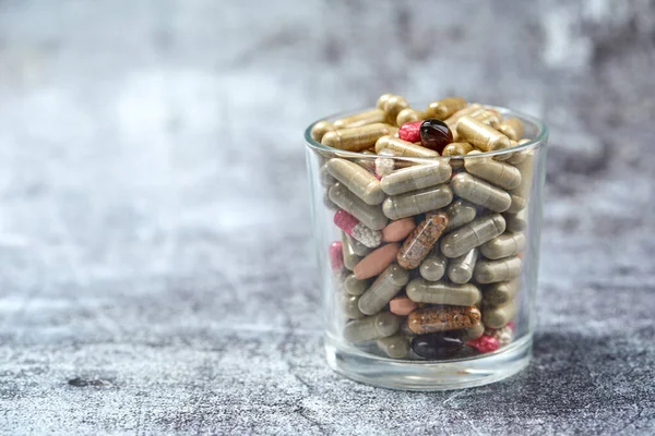 Pastillas Cápsulas Medicinales Vidrio Sobre Superficie Gris —  Fotos de Stock