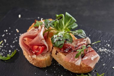 Et ve sebzeli kanepe koyu taş tahtada, yakın görüş  